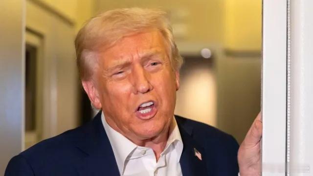 （国会山报）特朗普总统周三似乎排除了寻求第三个任期的可能性，他承认宪法“非常明确