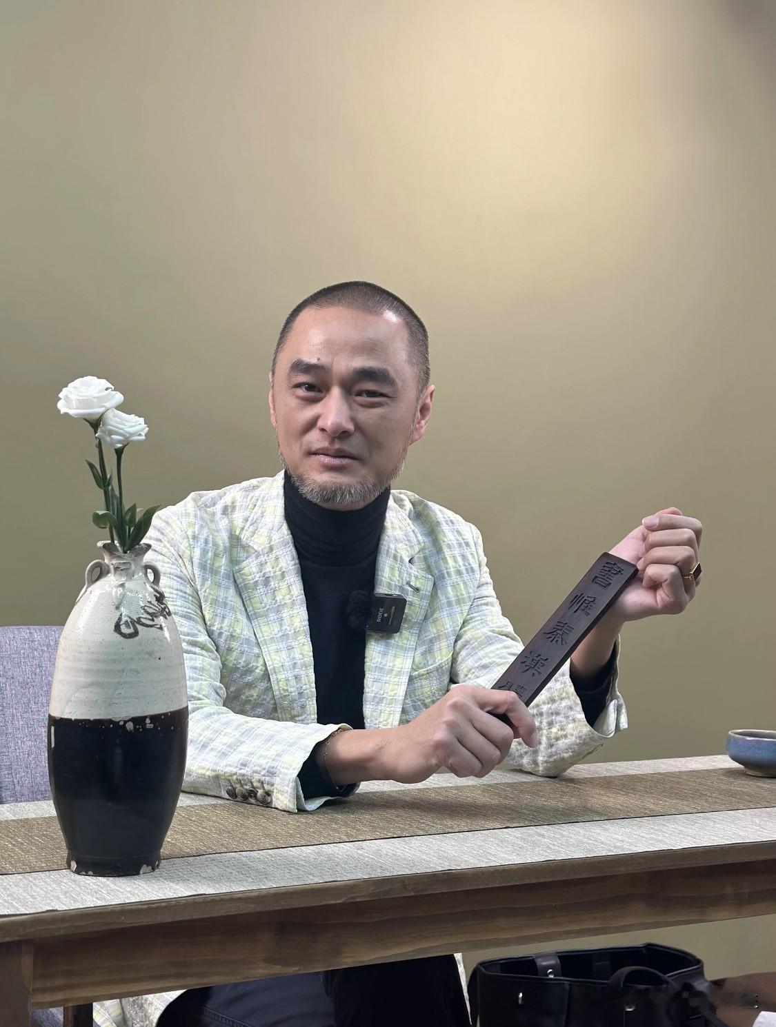 冯唐说：“什么是蠢？没靠山的却想升职，没站队的却想加薪，没圈子的却想坐稳，没手段