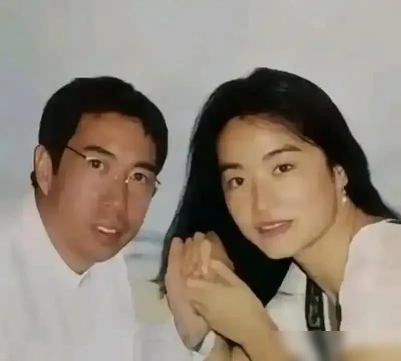 林青霞山顶那套9亿豪宅突然起火，她穿着家居服拖鞋，先把佣人塞进自己那辆老奔驰，再