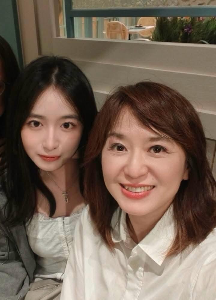 深夜十一点半，周玉琴把头像换了。中天那点最后的影子，被她亲手抹得干干净净。陪在身