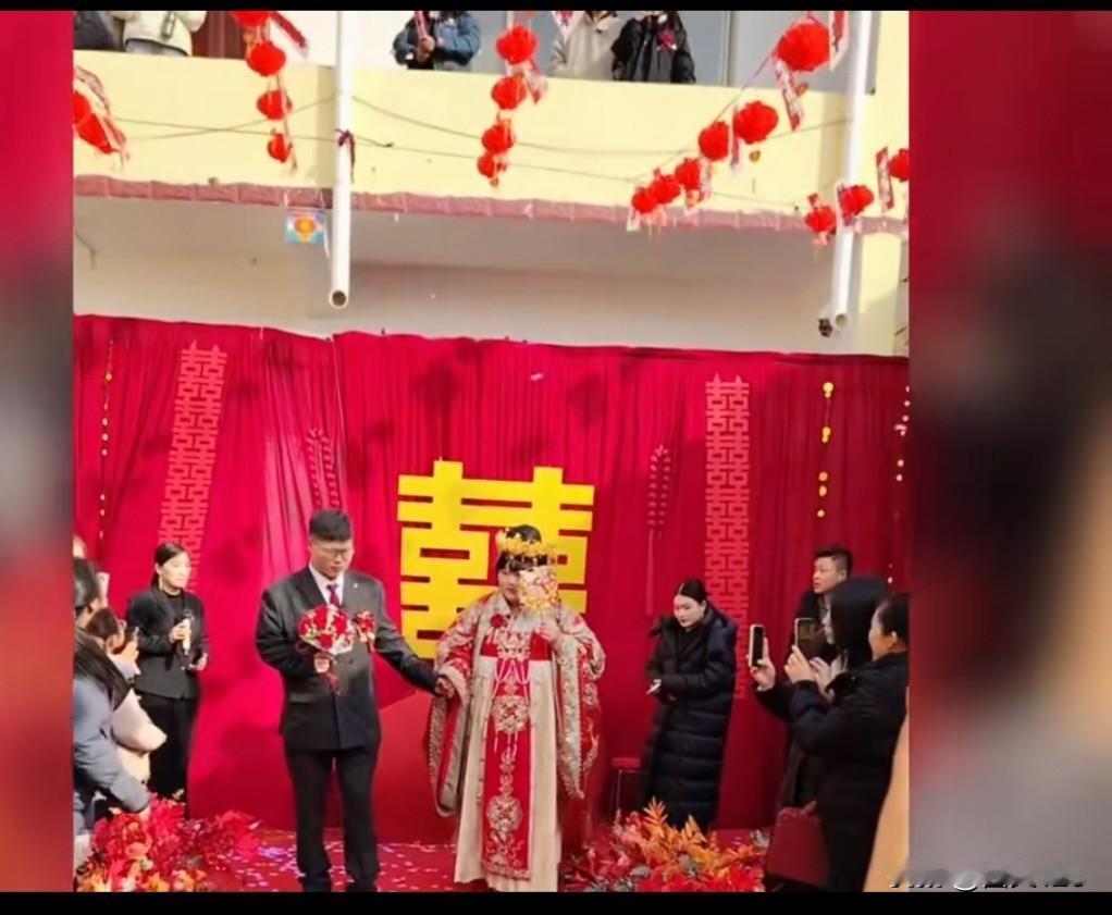 大衣哥女儿朱雪梅结婚啦，这可算是让大衣哥两口子了却一桩心事。新郎胖乎乎的，看着憨