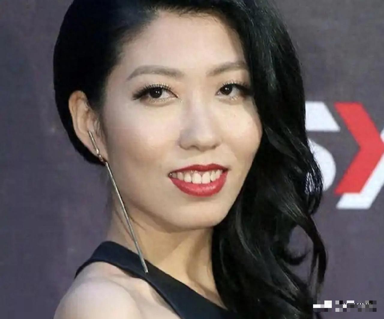 此时的曲婉婷，顶着一头蓝绿像杂草般的短发，混迹于国外街头。偶尔遇到华人脸孔，她都