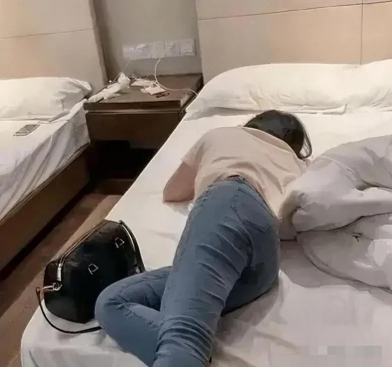 山东潍坊，一名已婚女子，深夜独自在外疯狂买醉，最离谱的是，她喝醉之后，压根不联系