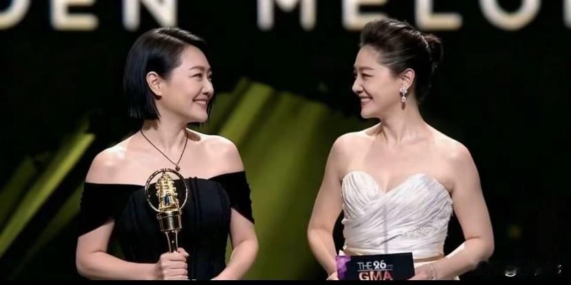 小S亲吻大S的“骨灰项链”领奖‼️背后藏的是小S与大S“共存”的最后执念小S佩