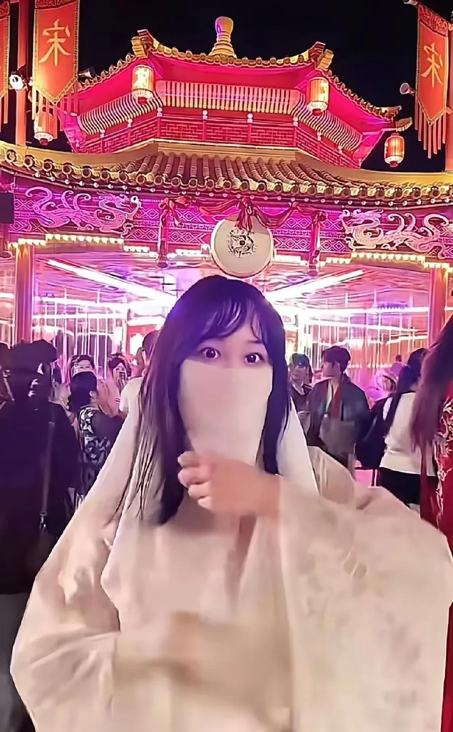 开封万岁山景区的“王婆说媒”大舞台上来了一个蒙着面纱的女孩子“泡面姐姐”，不知道