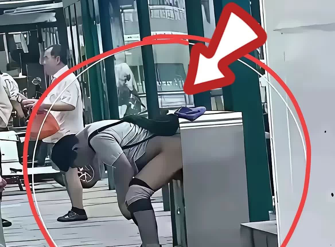 我的天呐，街头惊现这一幕！图中男子姿态实在窘迫，竟在公共场合做出如此举动，大概率