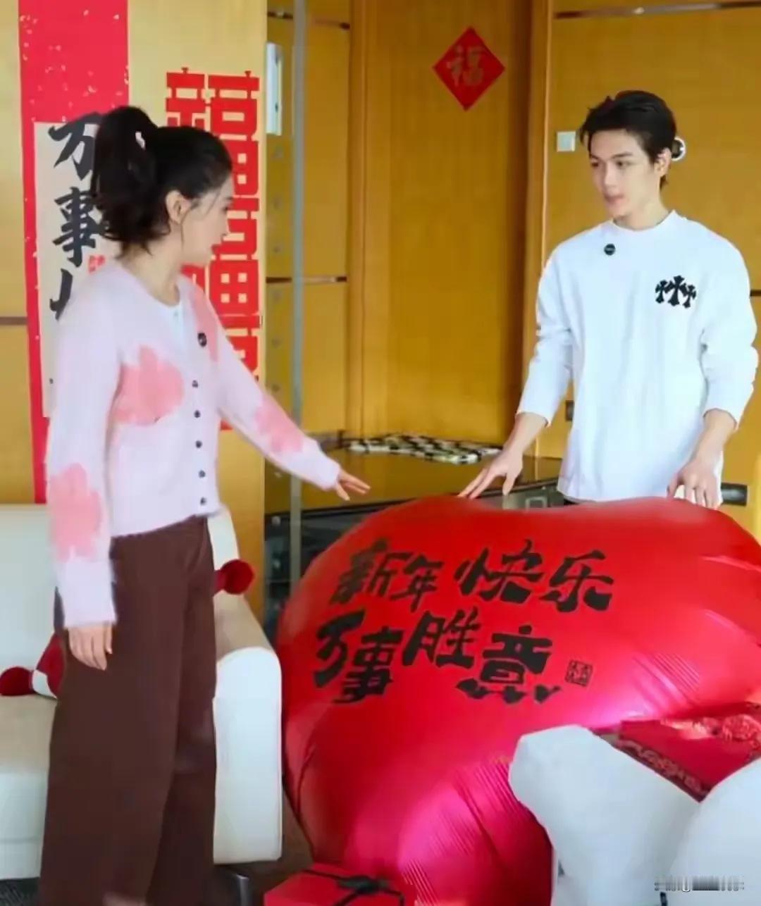 曾经在综艺里那个调皮捣蛋的王艳儿子球球，如今竟“开挂式”长大啦！19岁的他褪去了