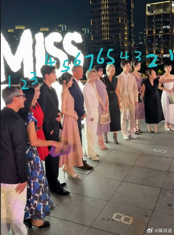 今晚迪奥上海活动怎么有2个版本的站位？一个C是迪丽热巴，一个C是刘雨昕[？？？]迪