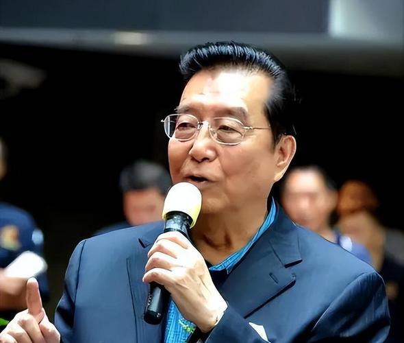 月入8万仍奔波商演！87岁李双江晚景心酸，溺爱式育儿毁了一家人✨87岁的他