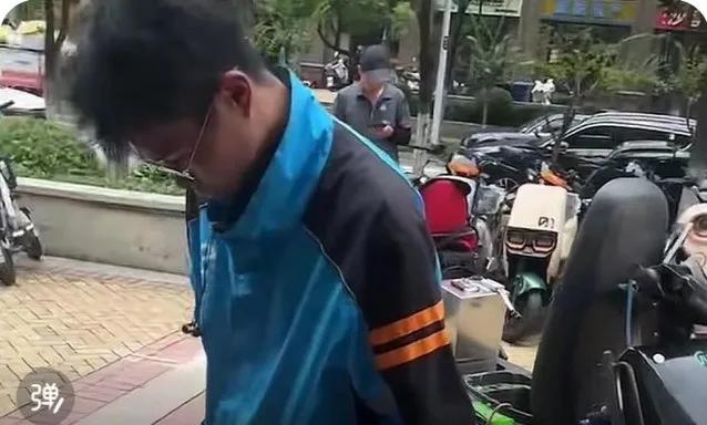 2024年，外卖小哥带着3岁女儿送外卖，不料，女儿竟被人抱走。外卖小哥6天不眠不