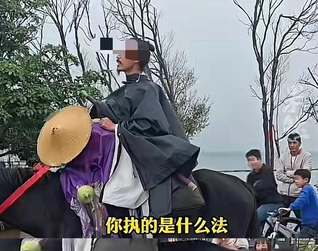 “洱海堂吉柯德”因为被拒绝骑马进入景区，仗着自己有点名气冲锋大理洱海廊道保安，保