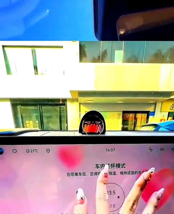 问界汽车突然自动锁死。去便利店买水刚走10米，问界M9突然自动锁死，今天
