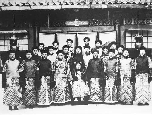 清宫戏里的皇妃个个漂亮，为何留下的黑白老照片，却让人觉得丑？翻开那些流传