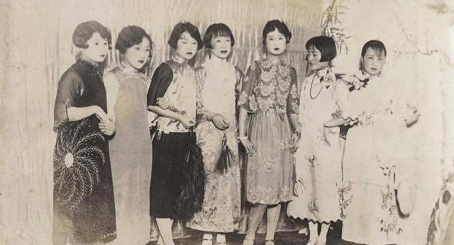 1949年11月，北京关闭了所有妓院，废除娼妓制度，妓女们都被送去改造。一位