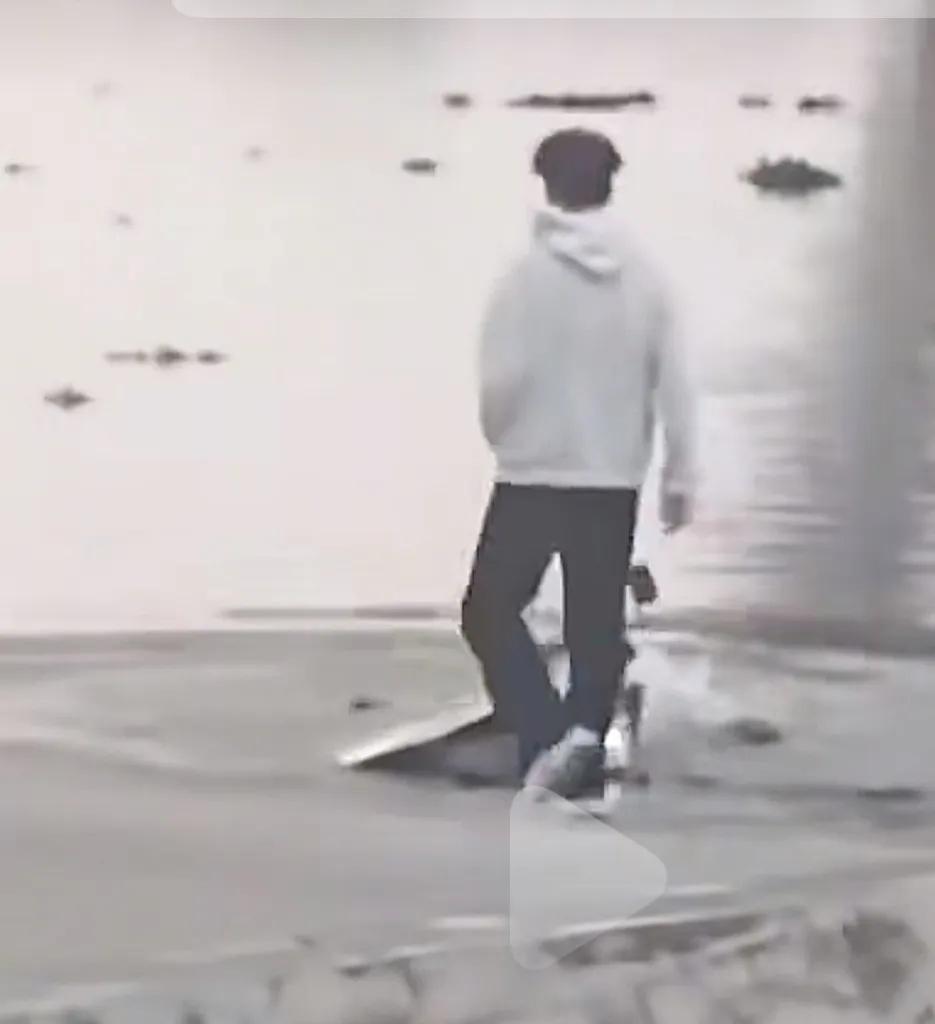 广东揭阳京浦轮渡救人后溺亡的少年叫郑博瀚，才15岁是一名初中生，事发当天救人后就