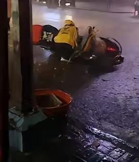 破防了！成都，一个29岁的小伙点夜宵，快一个钟头没送到，突然骑手打来电话，带