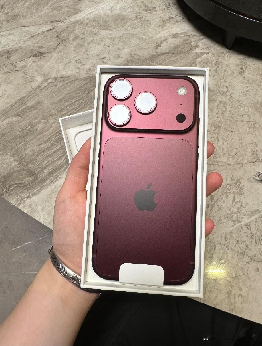 苹果官宣iPhone18ProMax存在硬件缺陷，部分用户仅能通过换机解决！据外媒消息，苹果公司证实