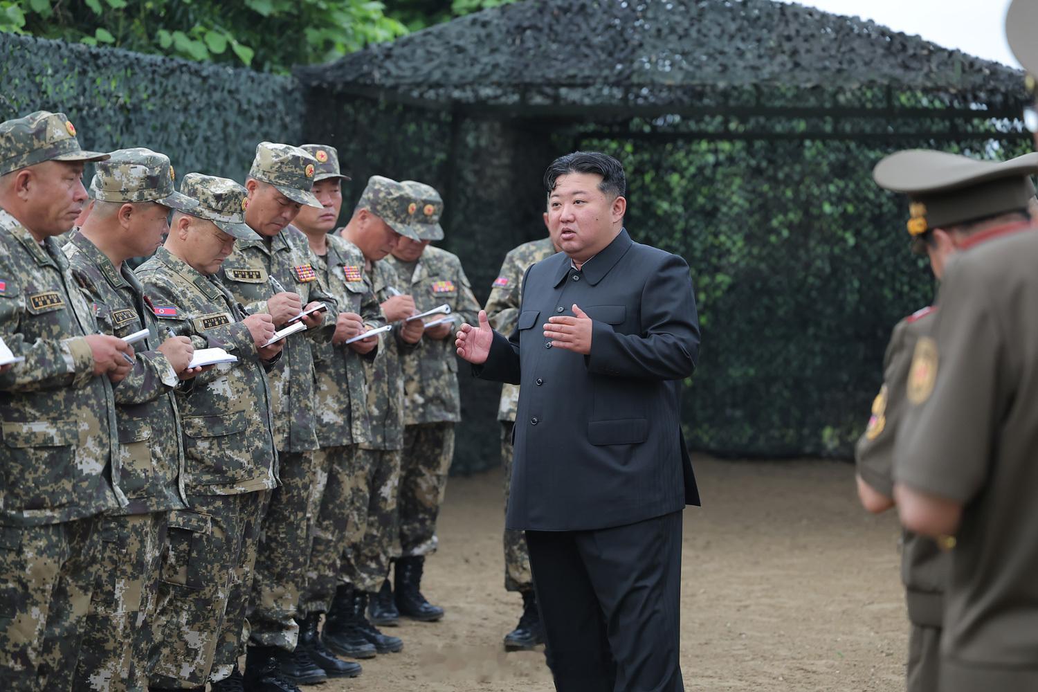 金正恩观摩火炮射击训练对效果极大满意金正恩观摩火炮射击训练、对效果表示极大满意