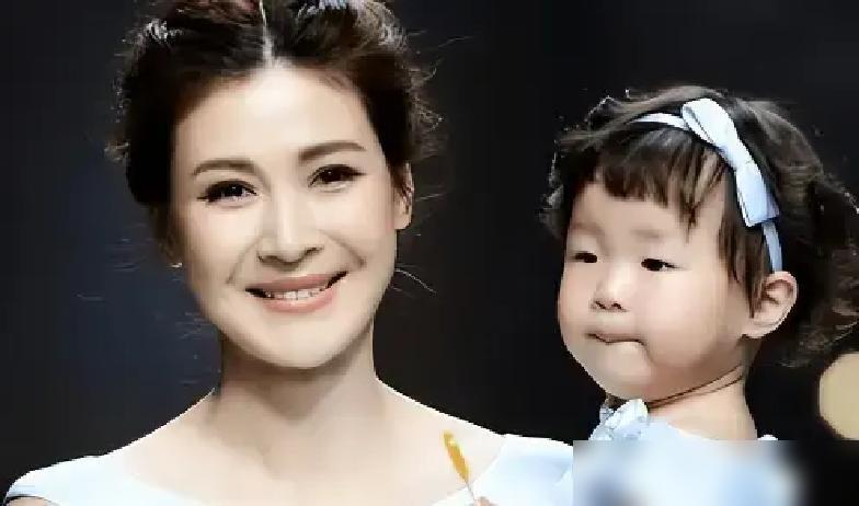 前脚刚嫁入豪门，后脚老公就进了铁窗，1.4个亿的执行单直接贴到她脸上。你以为