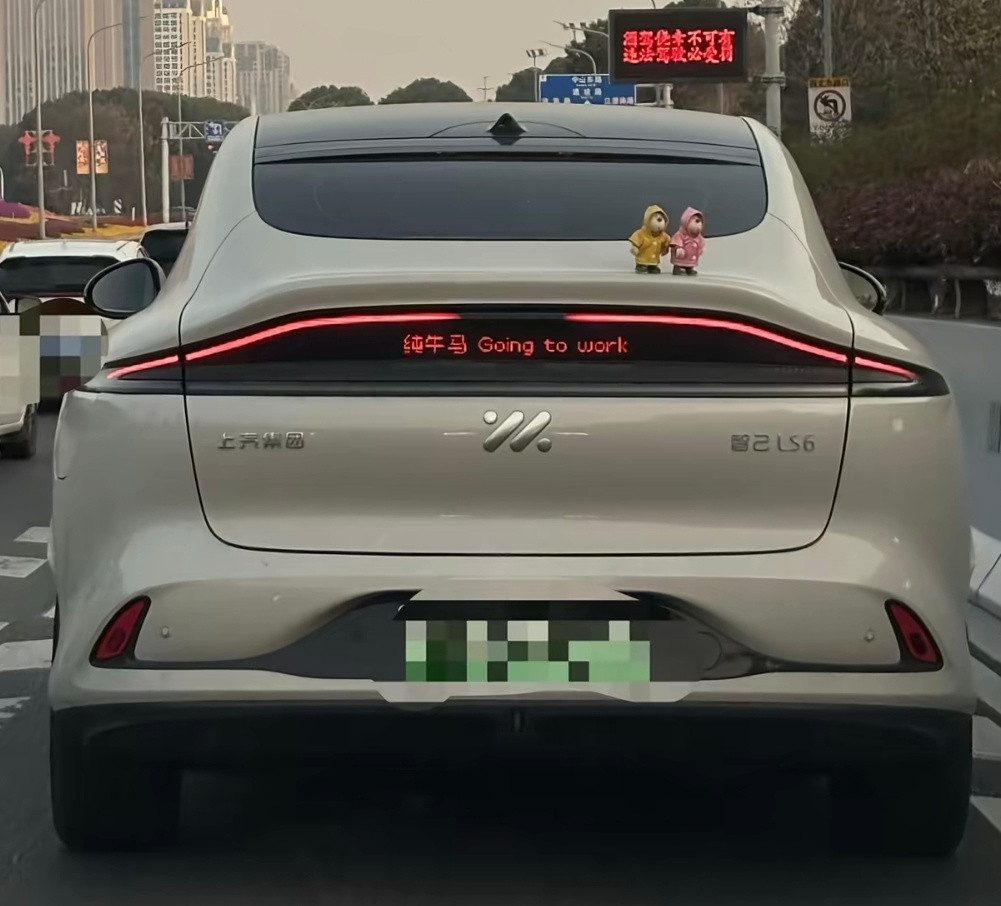 搞了个小米的小洗衣机，这后面的散热孔越看越眼熟