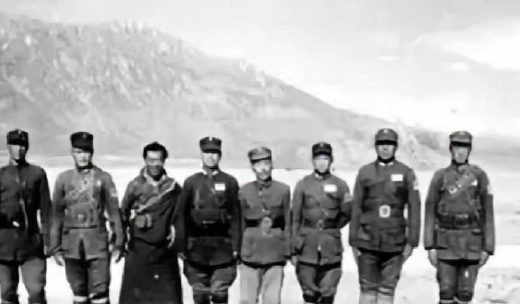 1950年，解放军在新疆南部竟然发现一处岗哨，走过去一看居然还有八个骨瘦如柴的中
