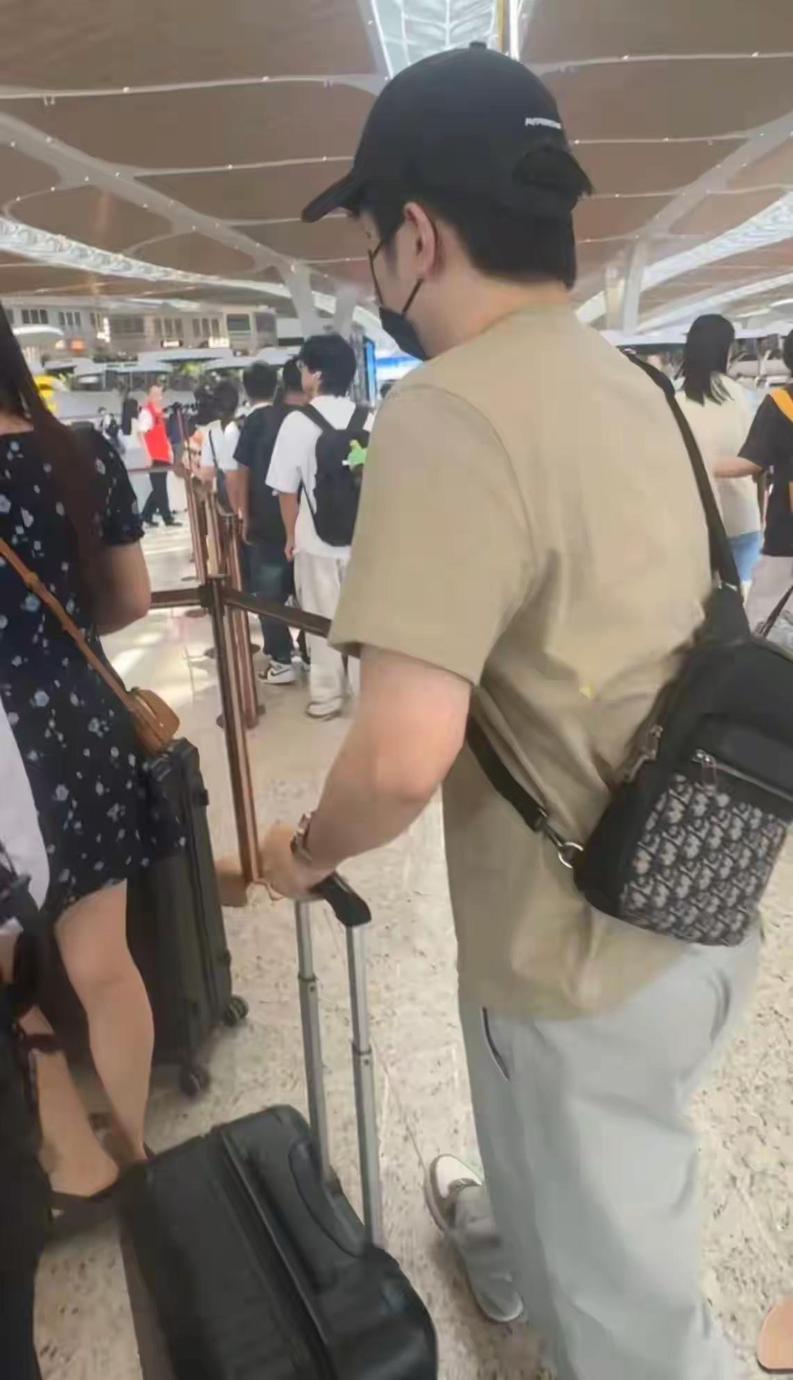 一大早起来就刷到星姐偶遇樊振东在广州机场登机离开回上海的消息！这是樊振东从德国回