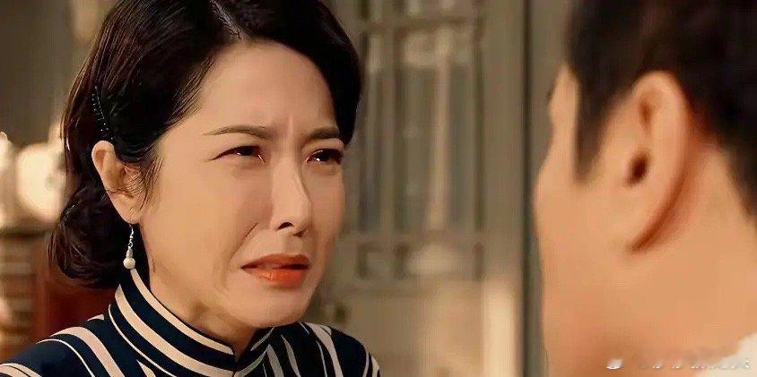 《沉默的荣誉》里吴石的夫人，在探监吴石时，带来一盒凤梨酥，可是当她打开给吴石时候