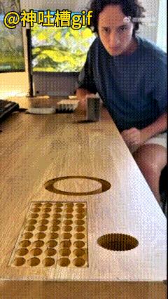 可以玩一天的游戏：桌子上有很多不同规则的坑，小哥把各种物体在桌子上滑行，以对应不