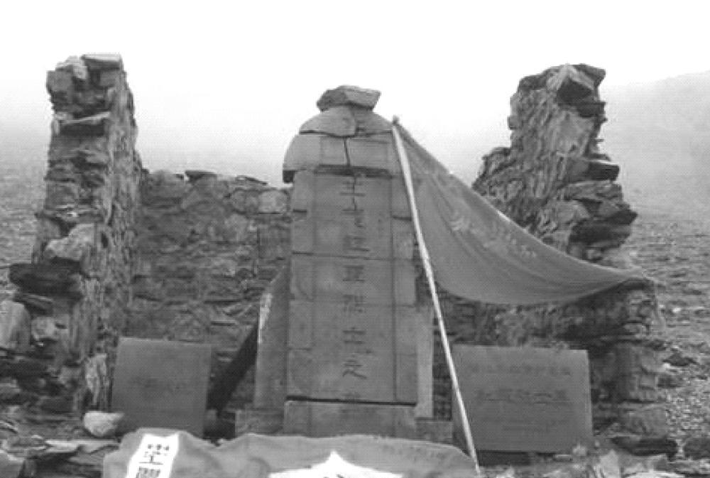 长征翻越雪山途中，开国上将洪学智所部六名战士不幸冻僵牺牲。洪学智不忍将战友遗骨弃