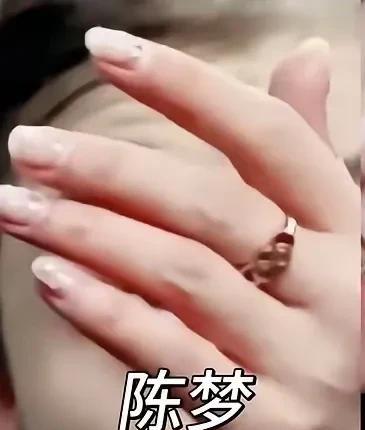 看看中国体育届人气较高的这九位运动员的手都长得是什么样子。梦姐做了美甲的手纤细