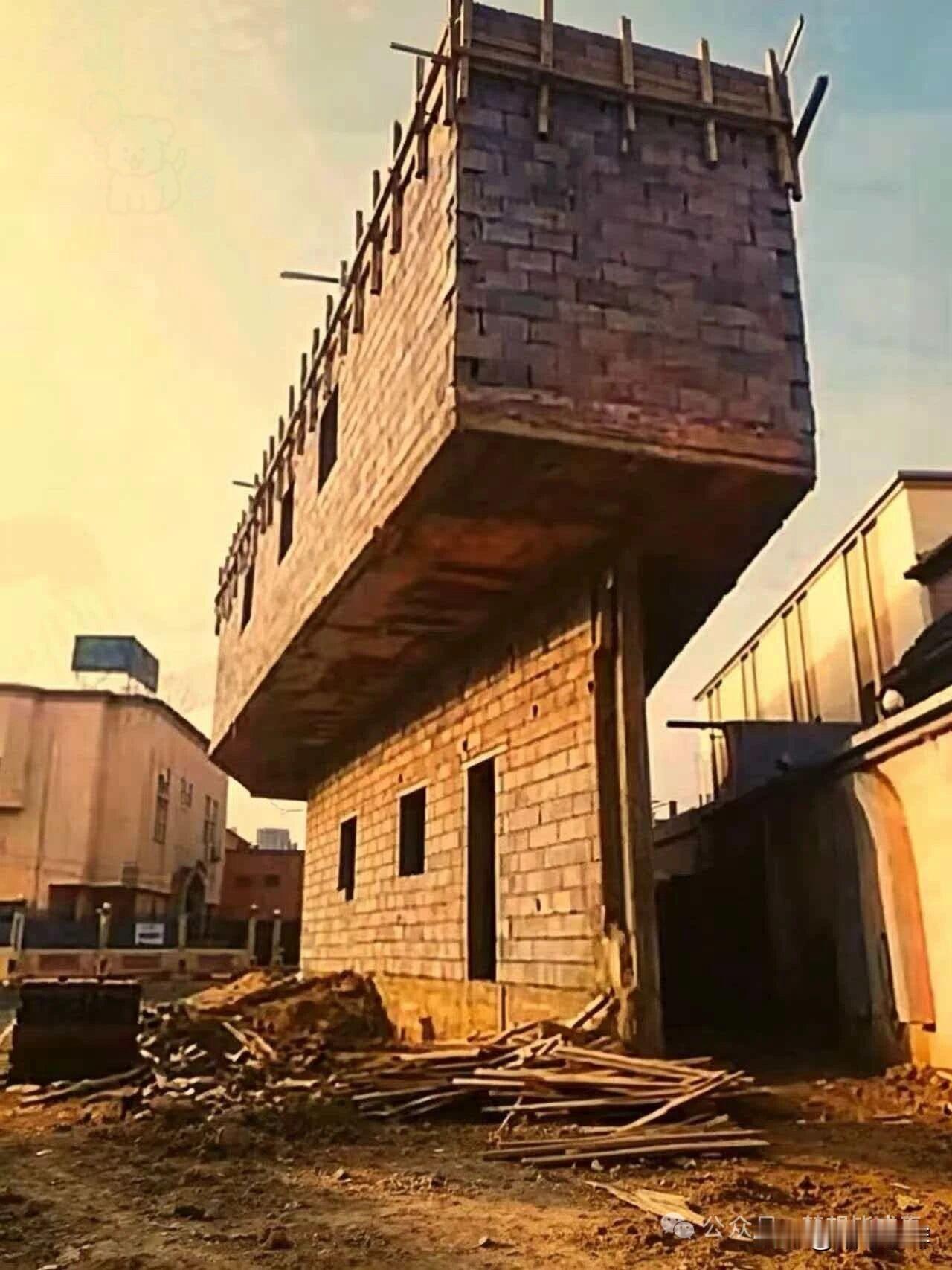 平现实版宅基地不够，向天再借500平一楼就一个小三角撑住整层楼，看着省了地