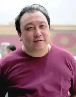 导演王晶曾说，以前的吴君如特别火，突然间，她就所有喜剧都不接，不火了，也赚不到钱