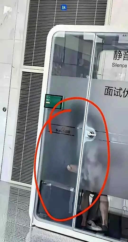 这是在面试？？为啥在一个封闭的小屋？我涉世未深，别误导我。。。刚刷到个更绝的！