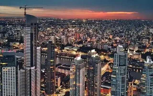 阿根廷4700万人口，GDP超6300亿美元。相比之下，安徽有6100万人。阿根