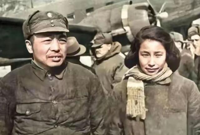 1945年，在延安机场，彭老总与浦安修的合影，年轻的她，五官精致，长相大