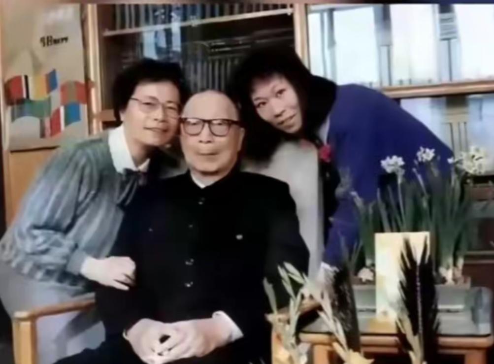 1990年，91岁高龄聂荣臻元帅和女儿聂力外孙女聂菲同框合影留念。 1990