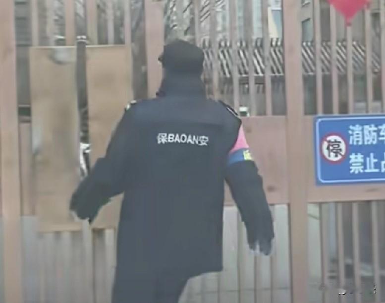 河北沧州一保安大哥每天“优雅”地开门迎接往来人员，不管是小区的业主，还是来小区里