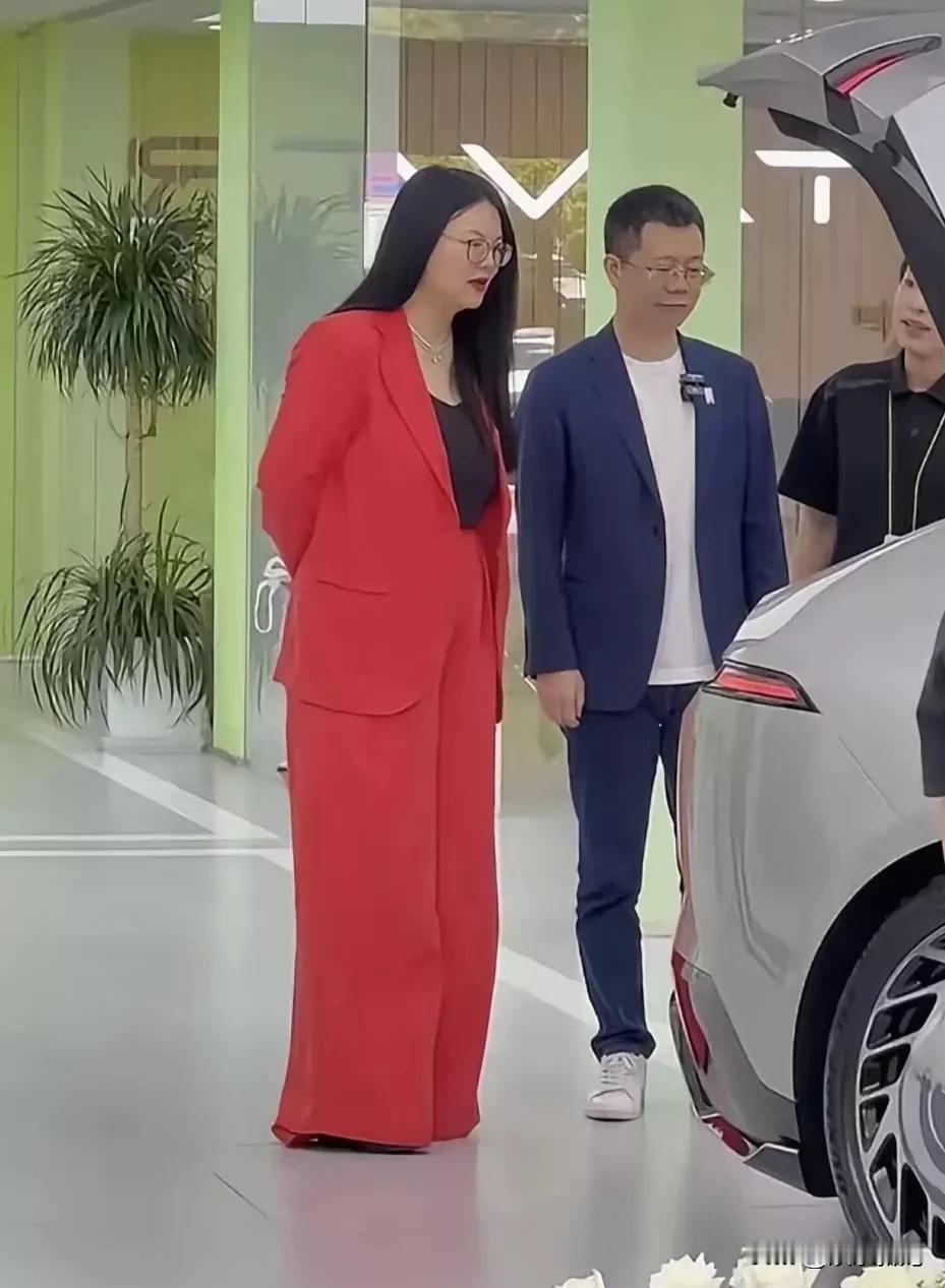 李湘为什么夏天也要穿西装？只有西装能装下她160斤以上的身材吧，同框比男人都壮实