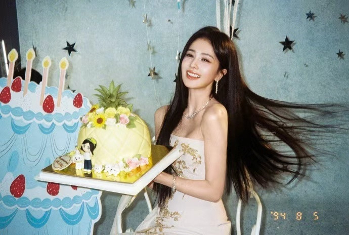 白鹿的蛋糕上有和小狗的手办白鹿拍了生日光绘镜头签​​​小狗手办配蛋糕，光绘镜头