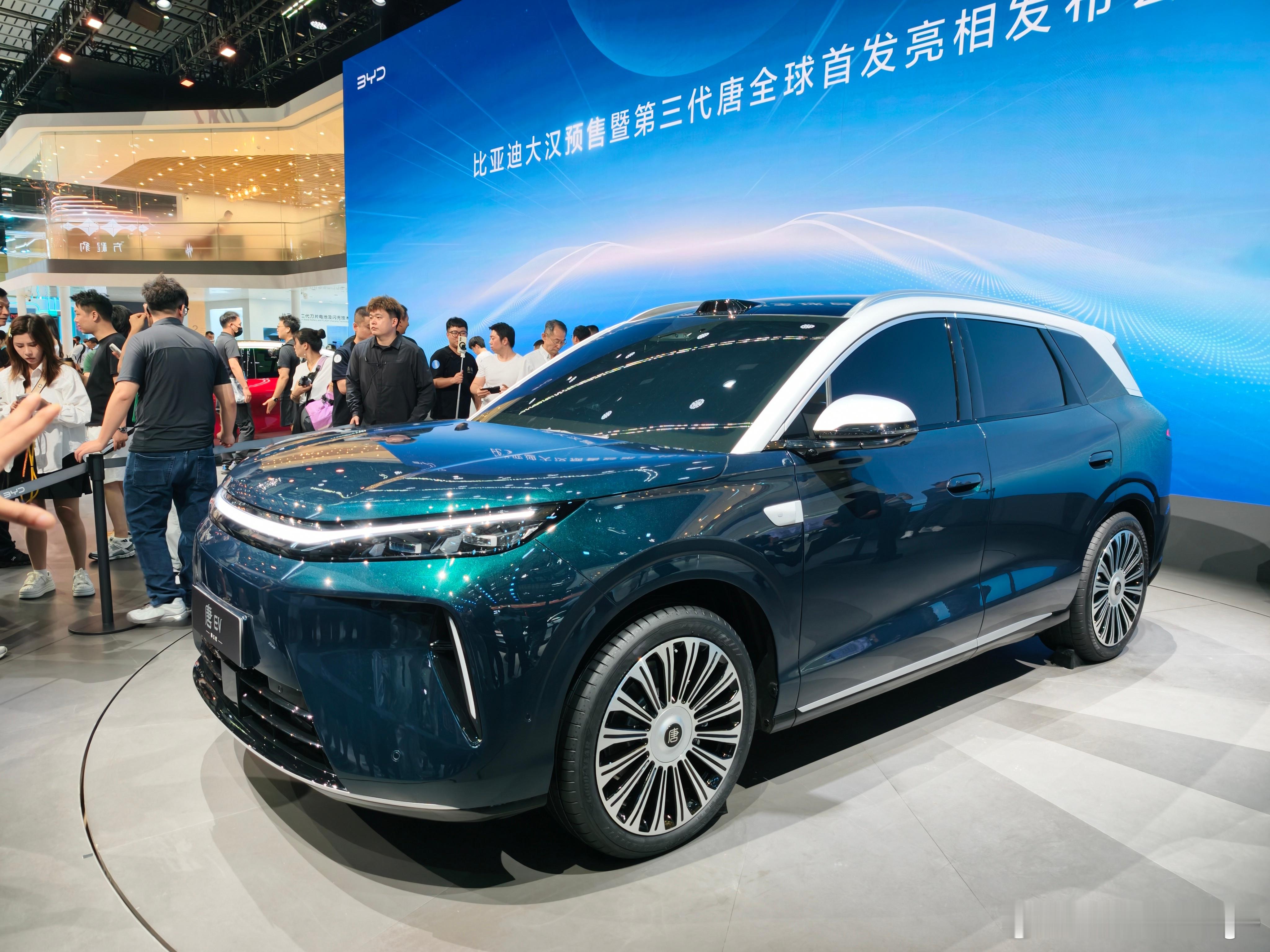 第三代比亚迪唐实拍图分享给大家，用的是悬浮式车标，左边的外感知摄像头可...