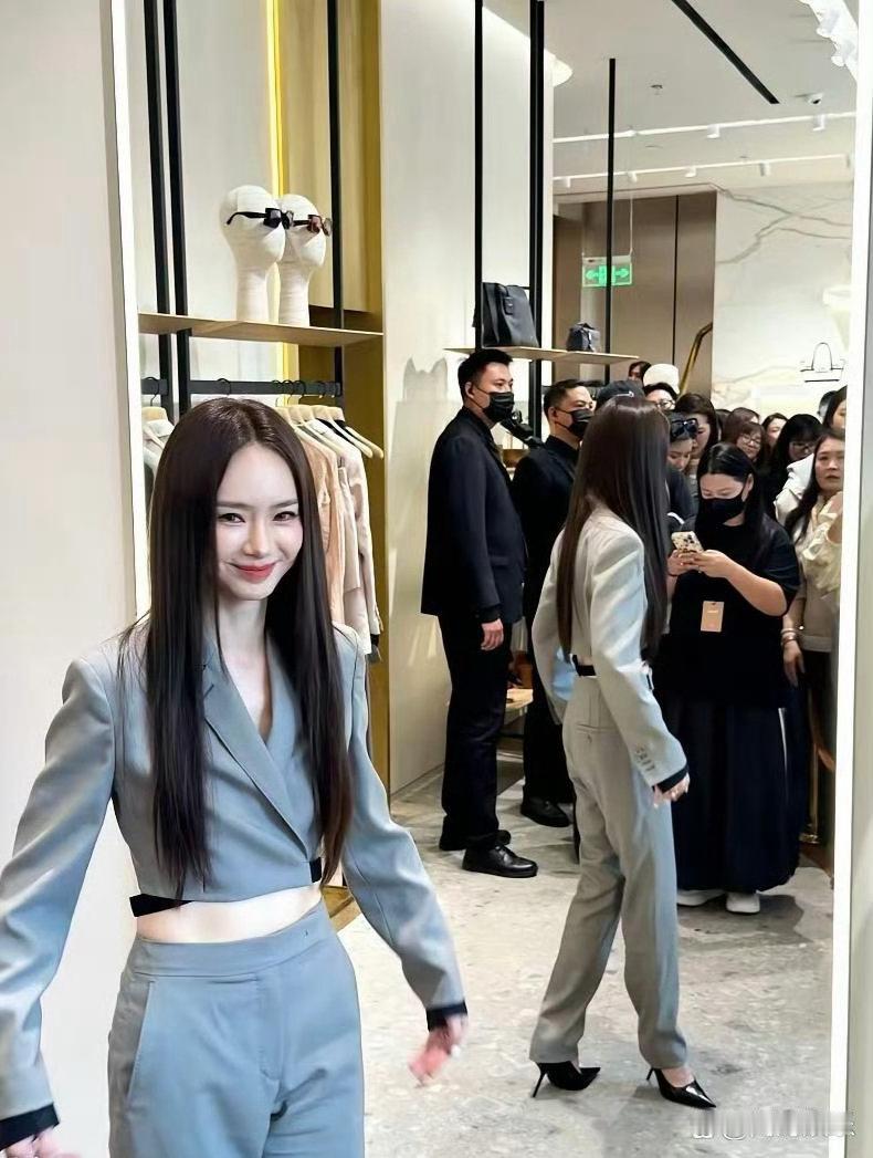 戚薇这双高跟鞋看着也太惊险了，鞋跟感觉随时要断，走路都替她捏把汗，也太不安全了！