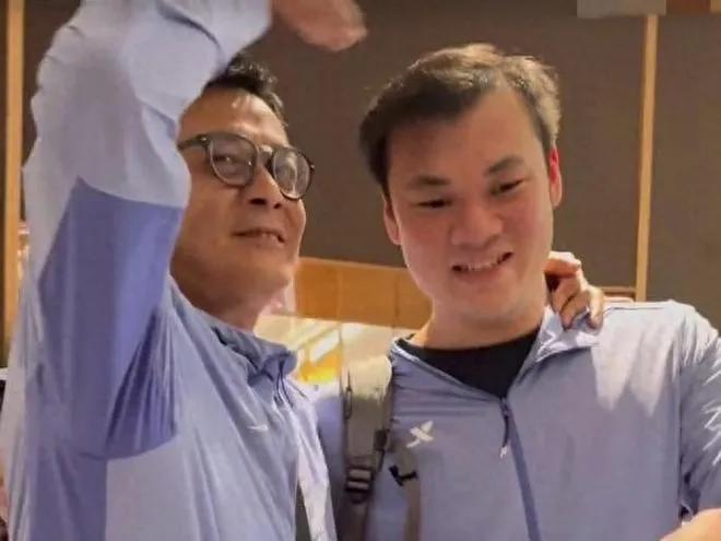 近日张兆辉带着20岁的儿子张焯铿出席公开活动，这是他鲜少把儿子带到镜头前，瞬间引
