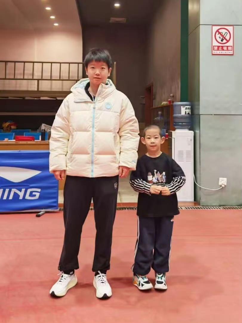 小朋友和莎莎的合照，估计都不知道身边的小姐姐这么厉害吧，长大后肯定知道是和世界冠