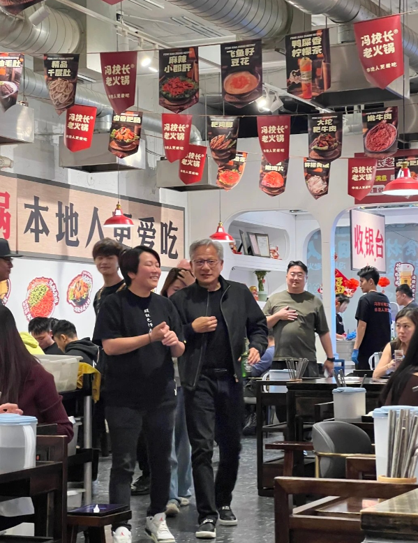 黄仁勋一家去吃火锅被偶遇！据网友爆料，日前黄仁勋和老婆，孩子到湾区一家冯校长老