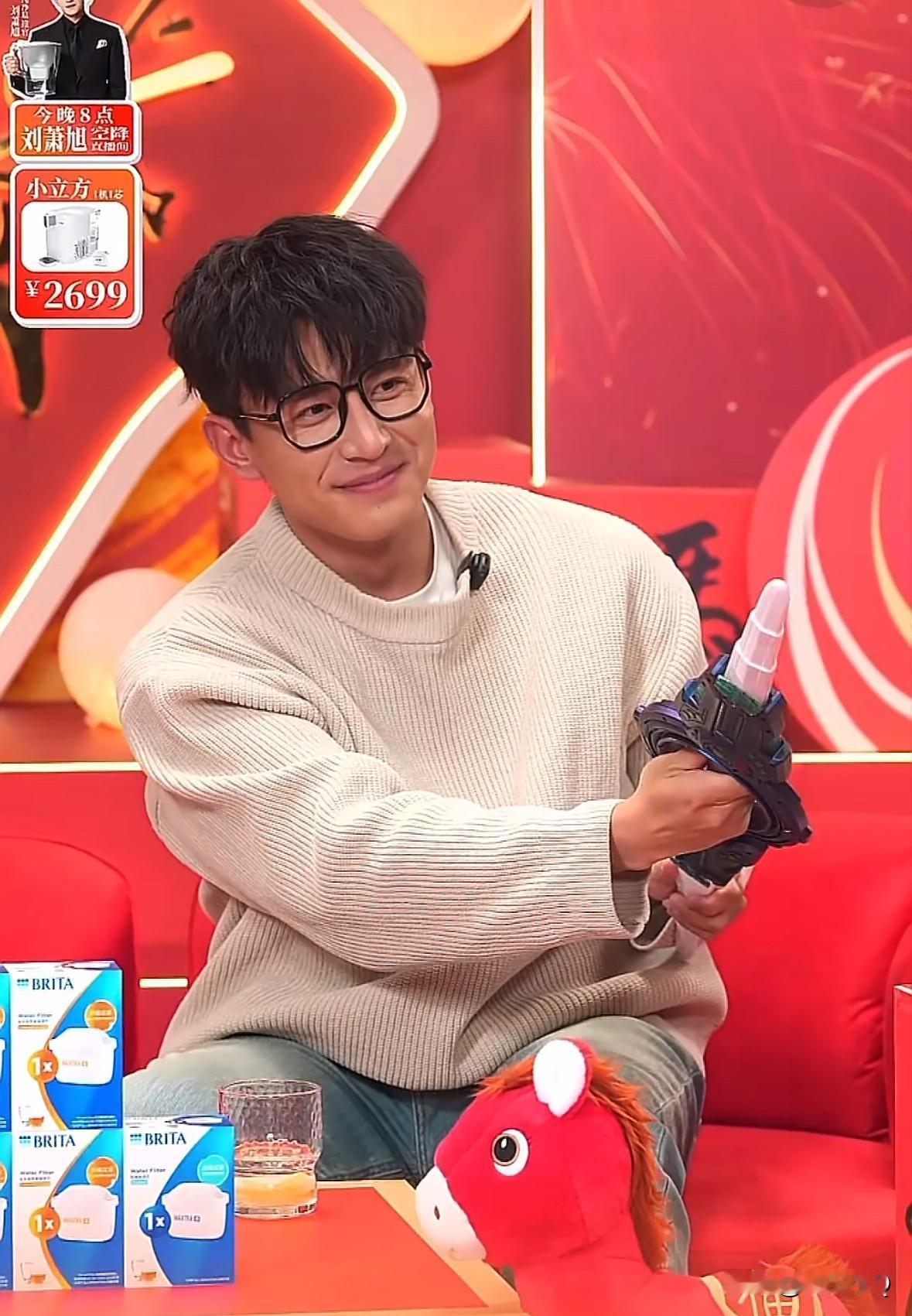 谁懂啊，刘萧旭换个发型后真的一点也不显老啊，刘海卷毛配大框眼镜，又是另外一种帅。