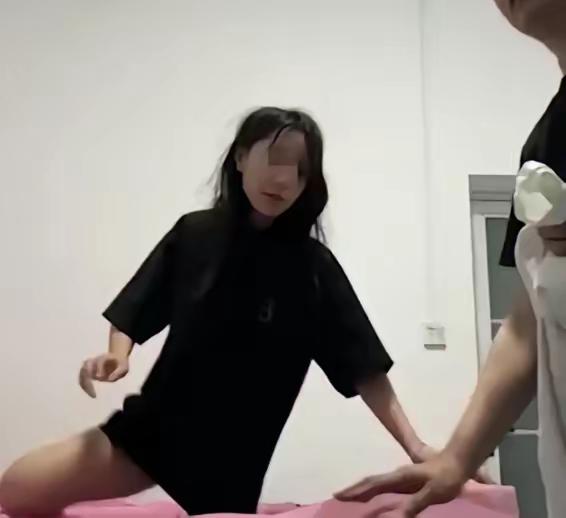 这年头真是什么博流量的骚操作都有！听说有个20来岁的女生，跑去盲人按摩店，一进门