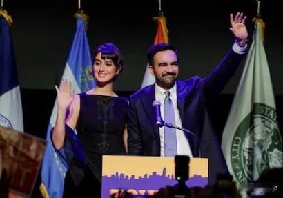 美国纽约90后市长马姆达尼胜选后，在集会上激动的亲吻了他的妻子，能以穆斯林的身份