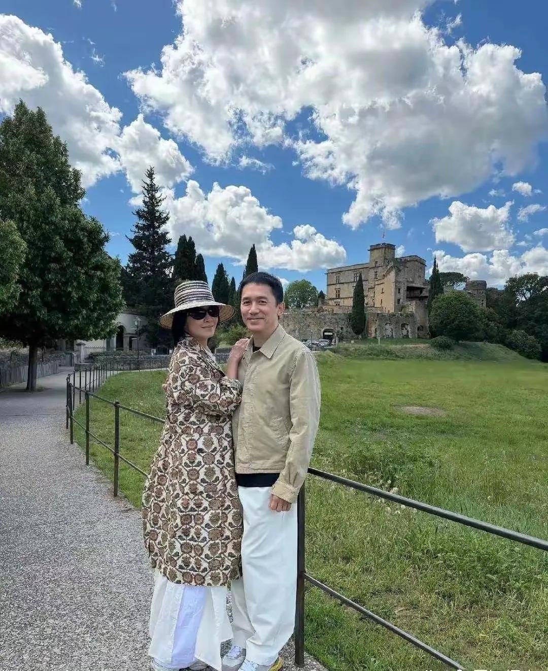刘嘉玲和梁朝伟在法国小镇度假的照片曝光，整套穿搭满是法式慵懒感。刘嘉玲选择一件