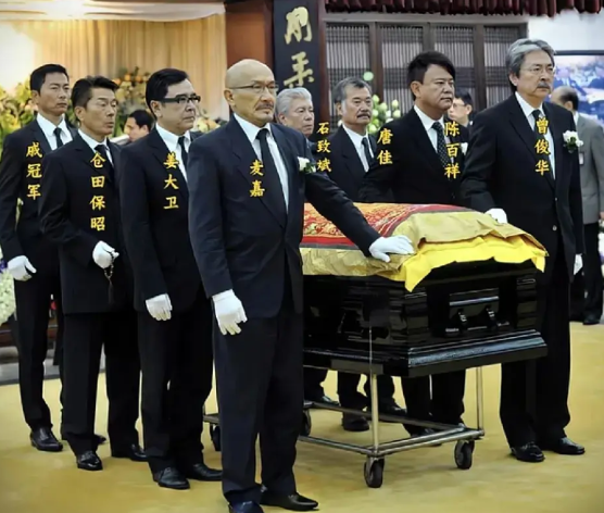 2013年，在香港著名武师刘家良的葬礼上，八位扶灵人的阵容堪称豪华。刘家良出