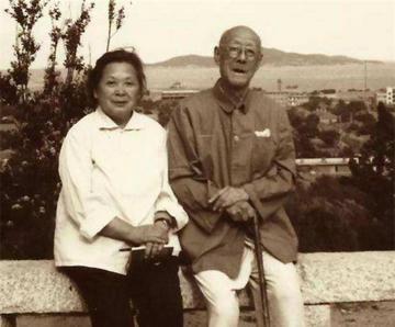 1935年，张灵甫回家后对妻子说：“我想吃饺子。”妻子听后赶忙去割韭菜，岂料，就